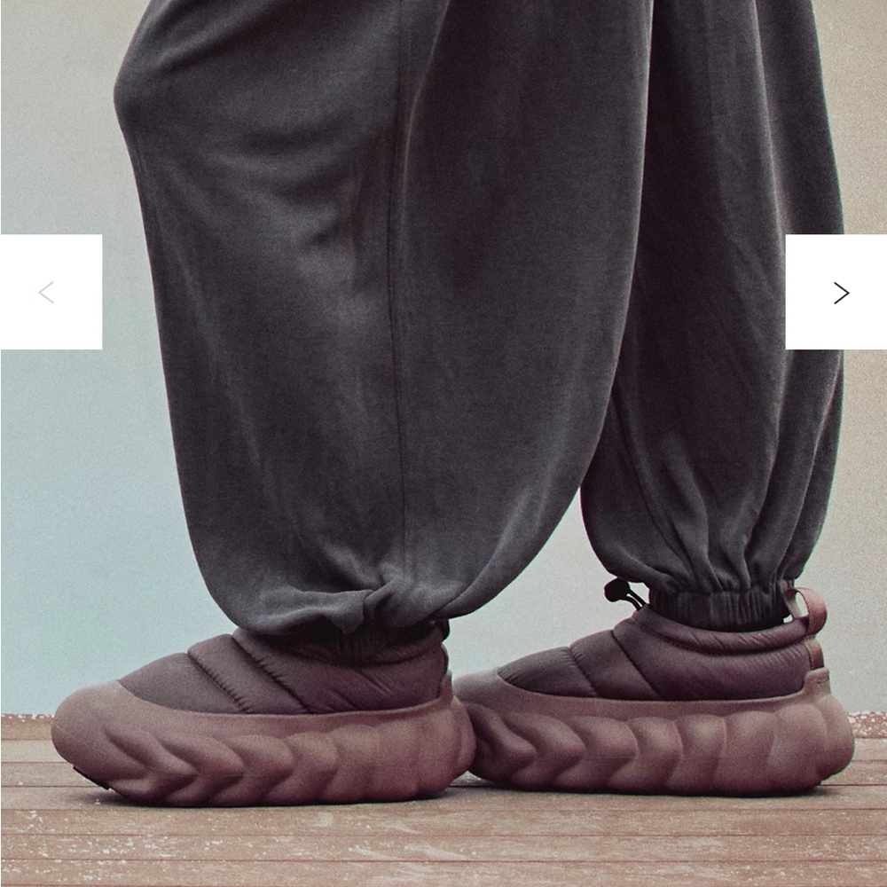 Crocs slips on